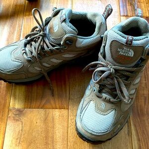 Pre own North face hiking boots women SZ 6.5